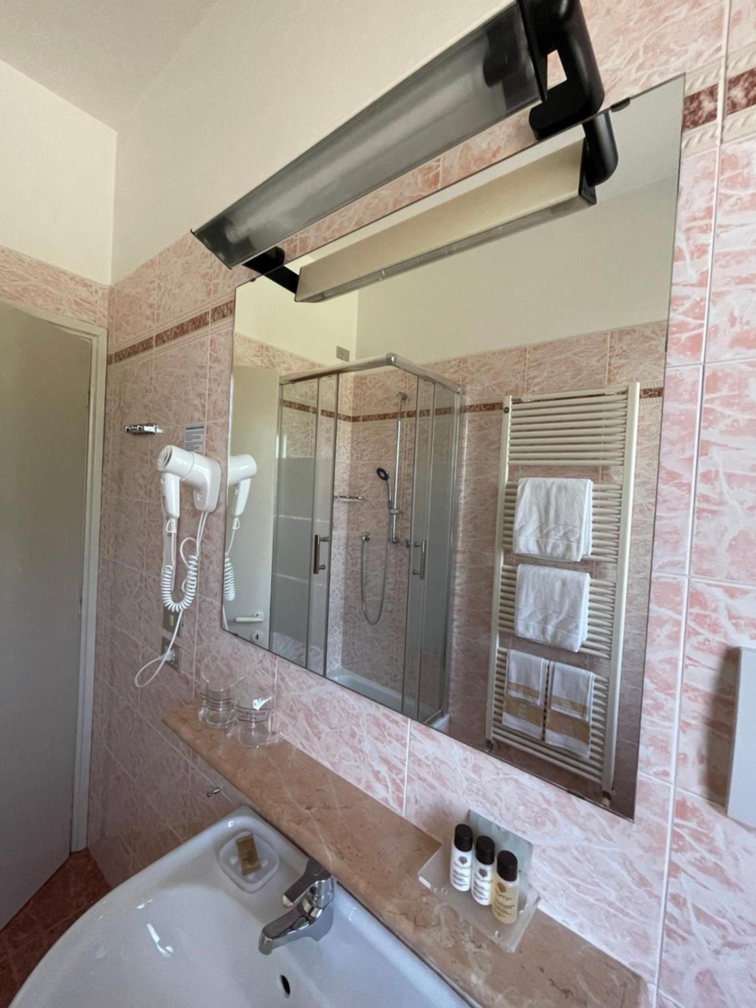 Le Petit Du Lac Sirmione Habitación foto